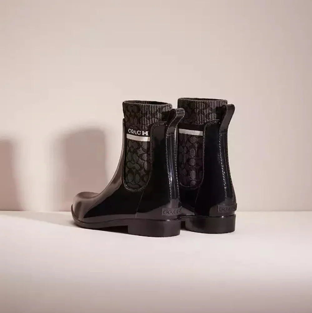 Coach rainboots run small - Picture 5 of 7